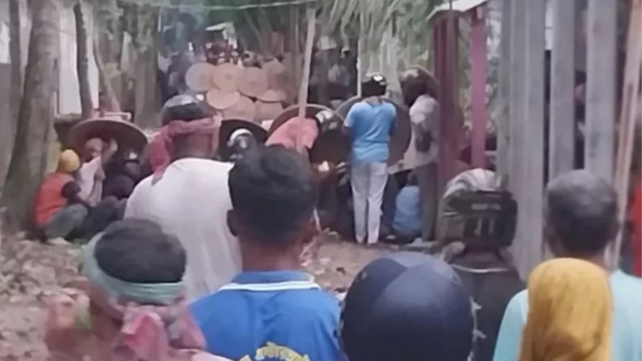 ভাঙ্গায় দুই মাতুব্বরের জমি নিয়ে বিরোধ, সংঘর্ষে আহত অর্ধশতাধিক